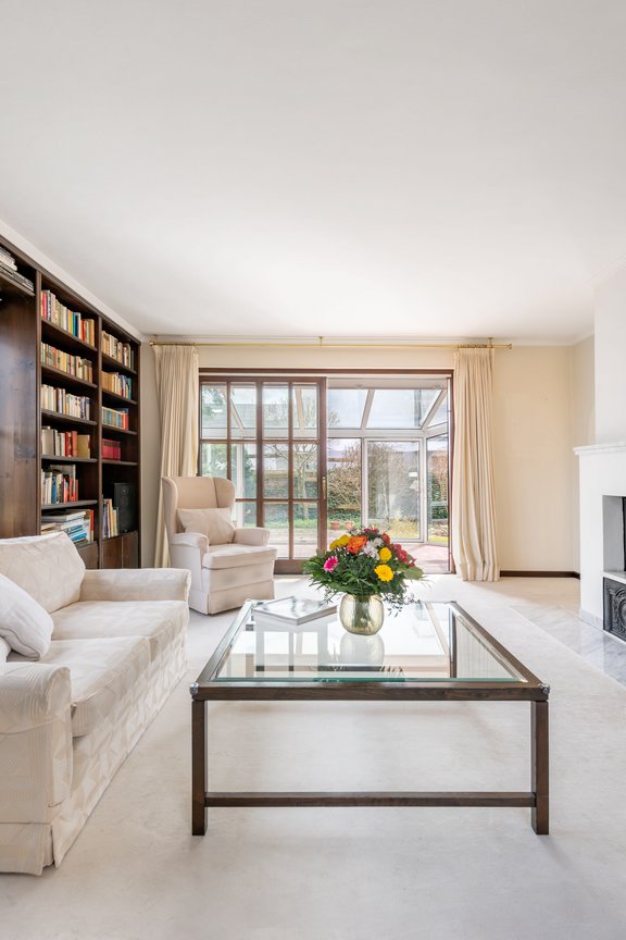 Von drei Seiten belichteter Wohnbereich