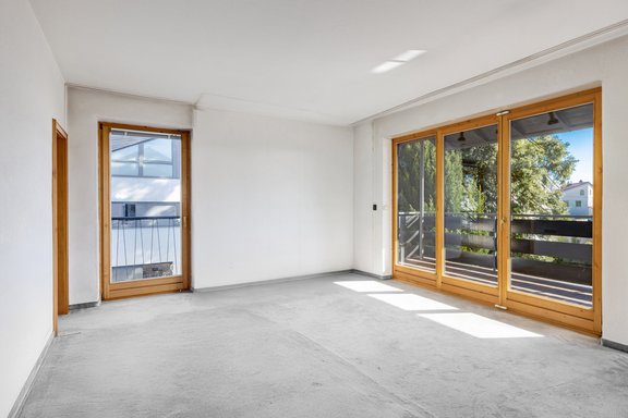 Lichterfülltes Schlafzimmer mit Balkon