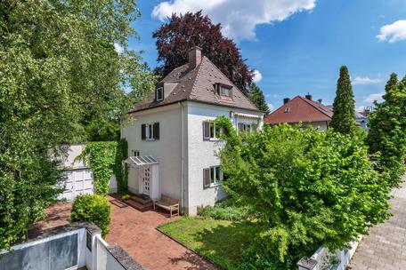 Charmantes Einfamilienhaus von 1934 mit parkartigem Garten und Neubaupotenzial