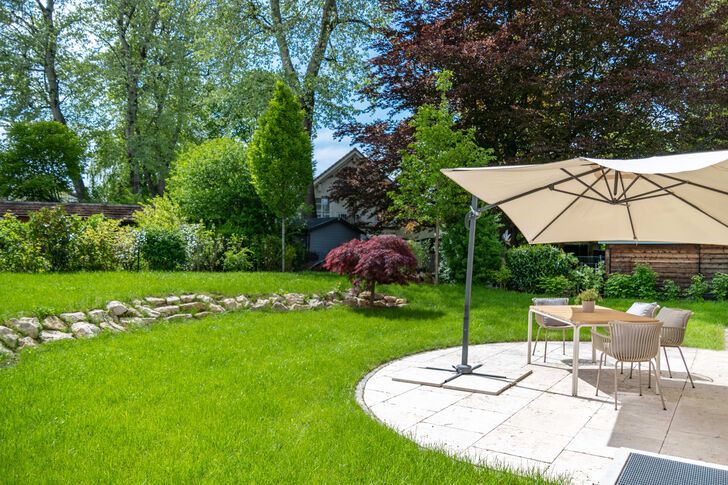 Sonniger Garten mit Terrassen