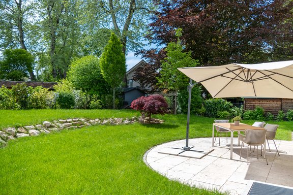 Sonniger Garten mit Terrassen