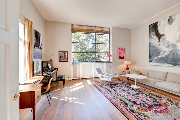 Eindrucksvolles Atelierfenster im Obergeschoss