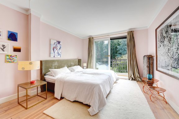 Schlafzimmer mit Südbalkon