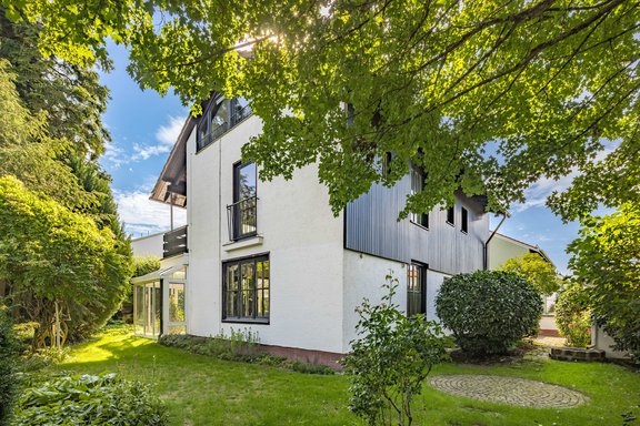 Idyllischer Garten rundum