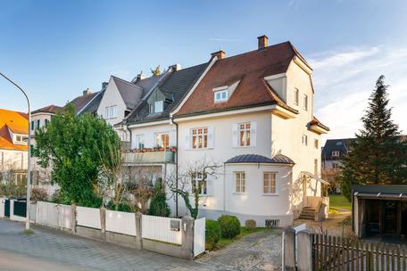Charming historic corner house from 1909 with an enchanting south-facing garden and excellent transport links