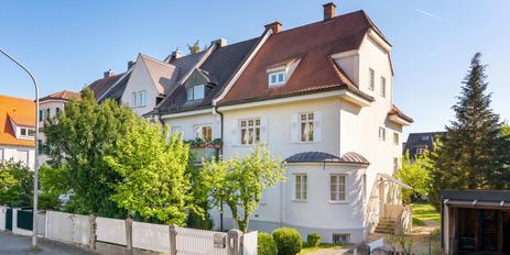 Charmantes historisches Eckhaus von 1909 mit bezauberndem Südgarten und optimaler Anbindung