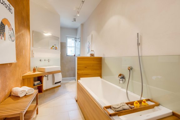 Bad mit Wanne und Dusche