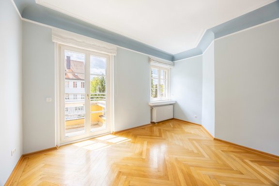 Bright room with balcony