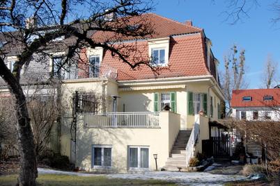 Charmantes Jugendstil-Eckhaus von 1910 mit zauberhaftem Südgarten