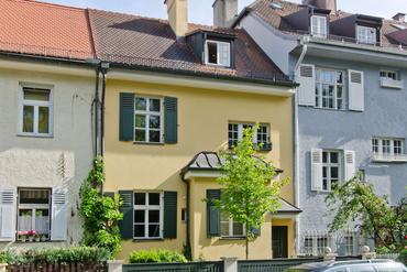 Charming art nouveau townhouse from 1910 with high-quality furnishings and idyllic south-facing garden