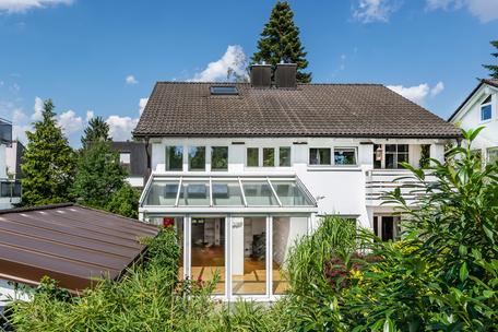Charmantes, kleines Stadthaus mit zauberhaftem Garten in sehr ruhiger, grüner Lage