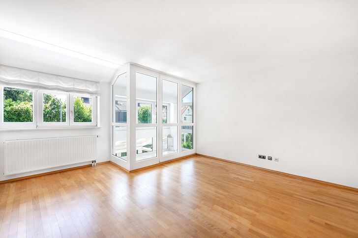 Schlafzimmer mit verglaster Loggia