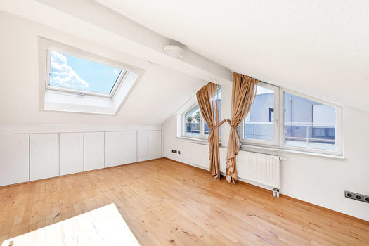 Light-filled, studio-like space