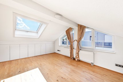 Light-filled, studio-like space