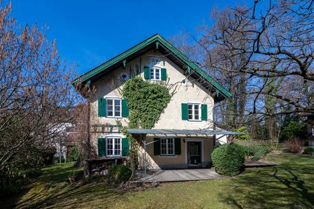 Charmantes Landhaus von 1860 mit idyllischem Garten