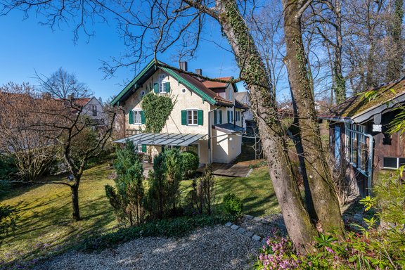 Großer Garten mit Obstbäumen