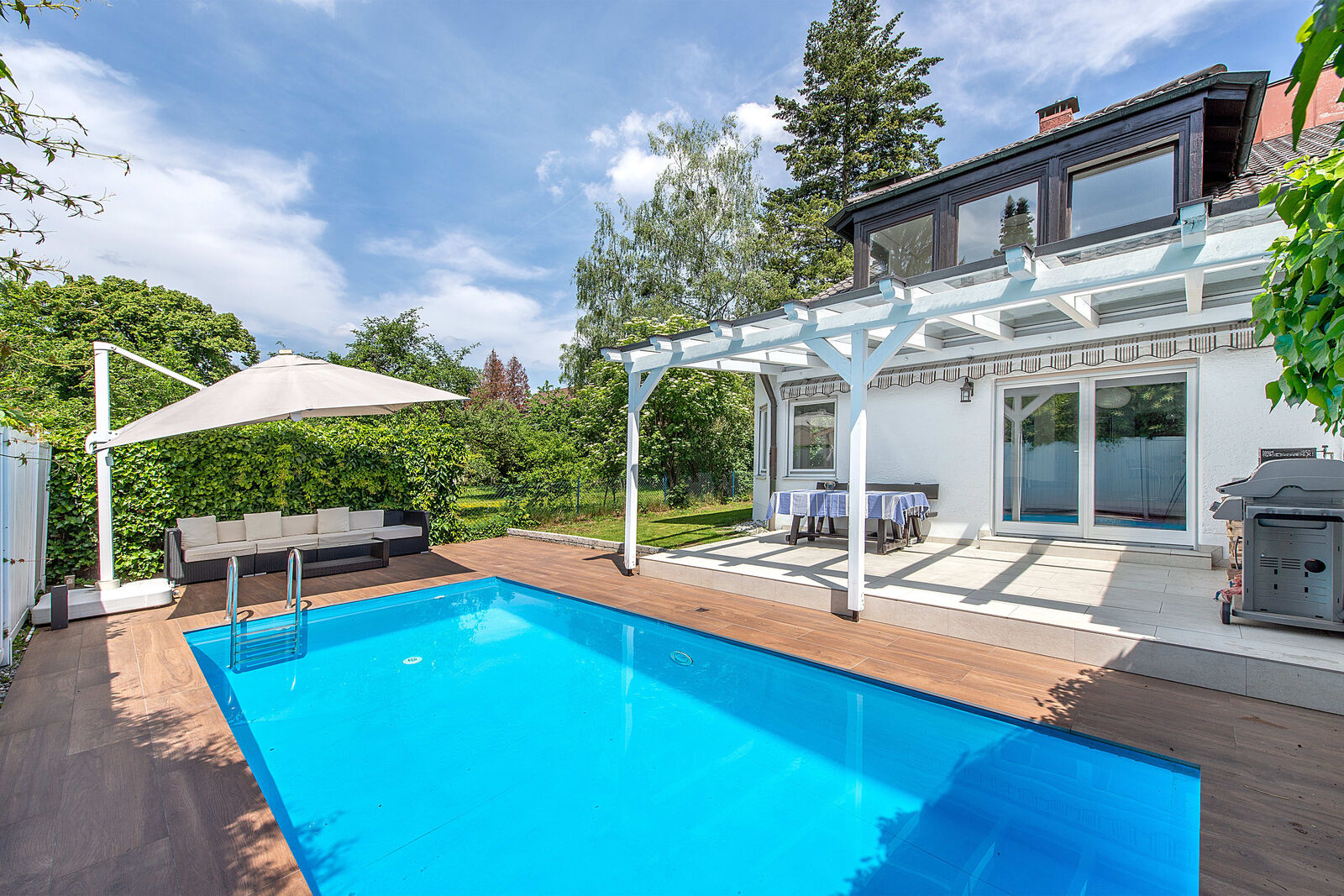 Hausansicht mit Pool