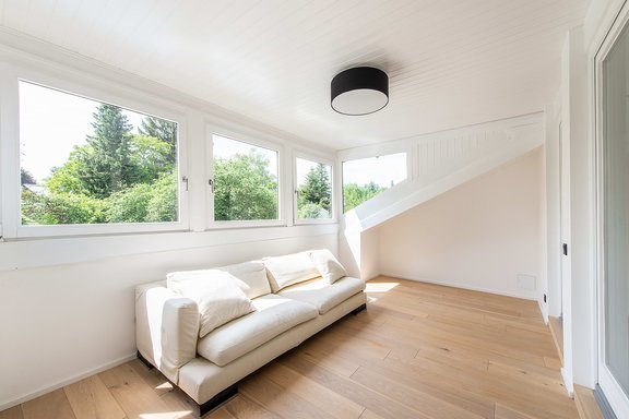 Lichtdurchflutetes Zimmer im Obergeschoss