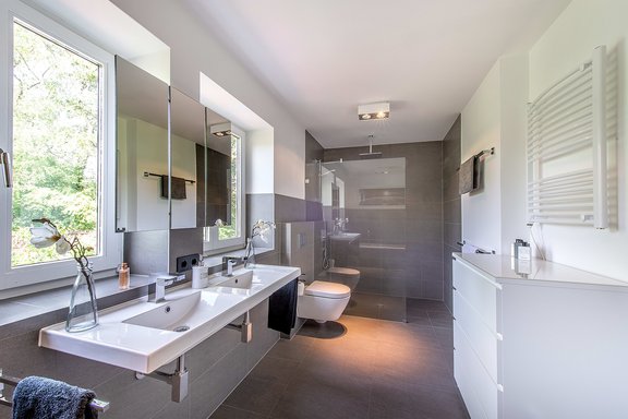 Masterbad mit Wanne und Walk-in-Dusche