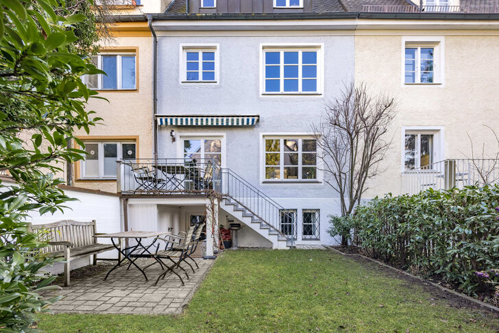 Der von Hecken ges umte Garten l dt zum Verweilen ein
