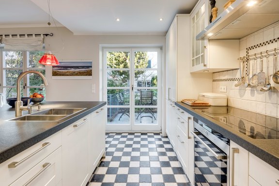 Küche mit Zugang zum Garten