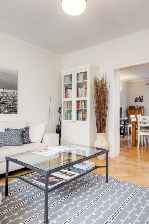 Wohnzimmer mit breitem Durchgang zum Ess-/Kochbereich