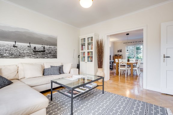 Wohnzimmer mit breitem Durchgang zum Ess-/Kochbereich