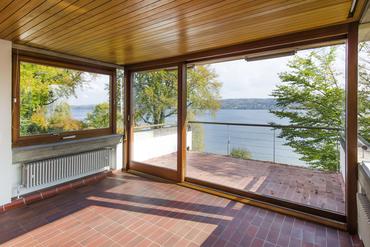 Charming penthouse in direct lakeside location with spectacular views and bathing jetty