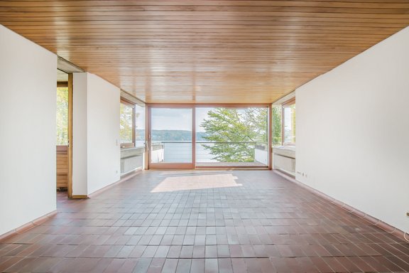 Living room with fantastic lake view