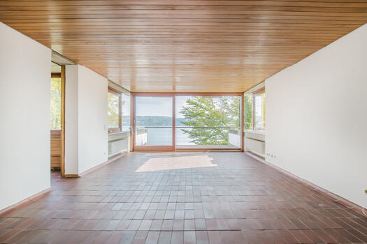 Living room with fantastic lake view