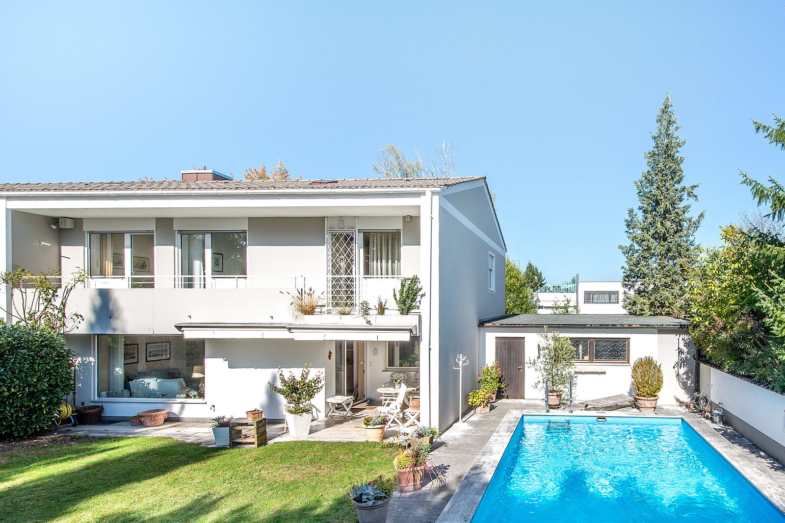 Gartenansicht mit Pool