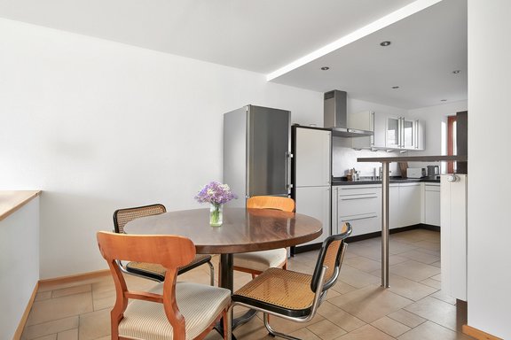 Nach oben versetzte Küche