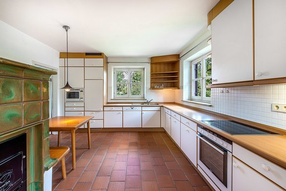 Küche mit Kachelofen