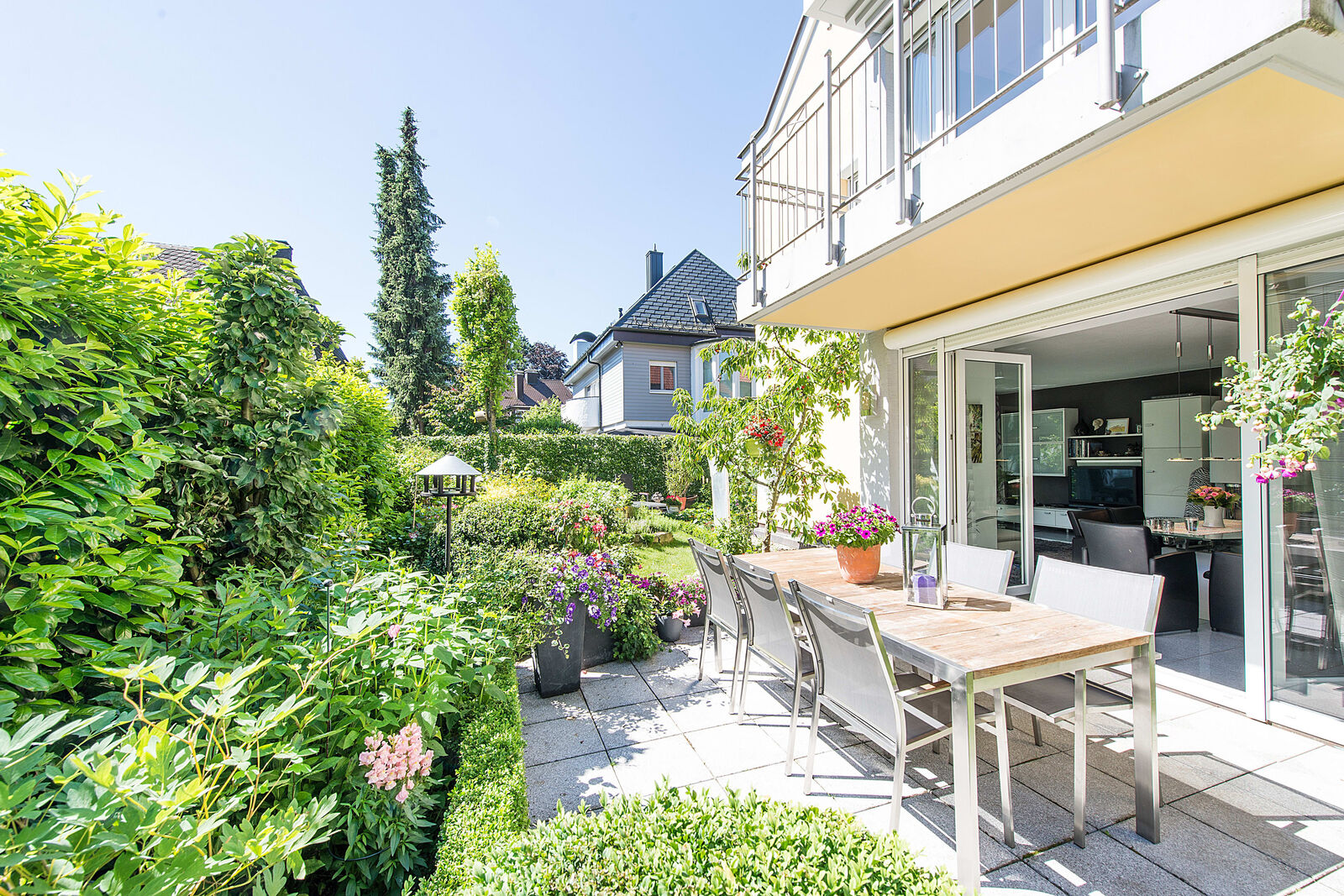 Terrasse mit Zugang zum Wohnzimmer