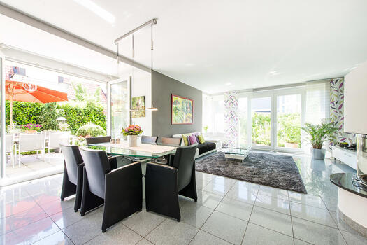 Wohnzimmer mit Blick zur Terrasse
