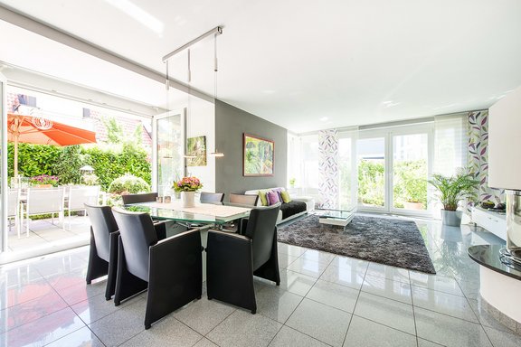 Living room with view to the terrace