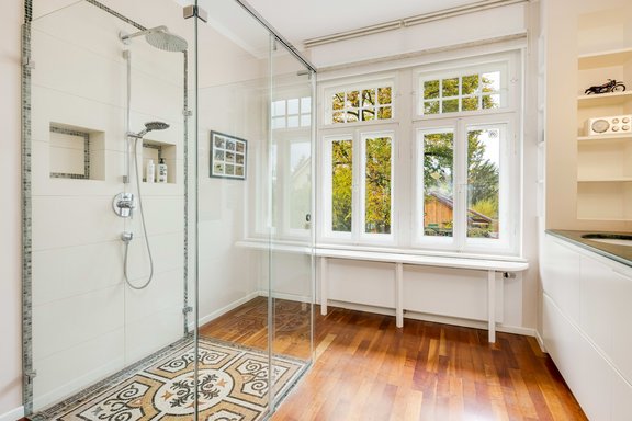 Tageslichtbad mit Gartenblick