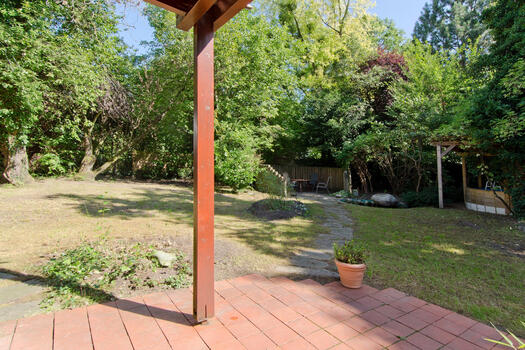 Großer sonniger Garten