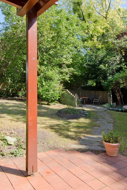 Großer sonniger Garten