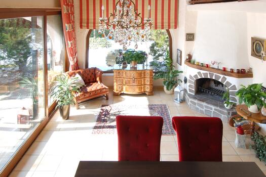 Dining room with off