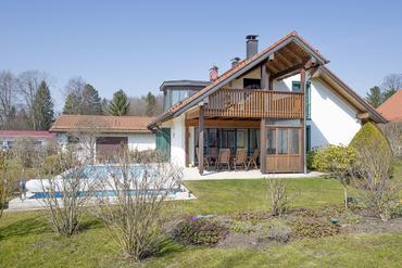 Charmantes und großzügiges Einfamilienhaus mit Pool in sonniger Traumlage