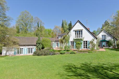 Charmantes und großzügiges Villenanwesen mit Indoor-Pool und herrlichem Südgarten