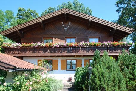 Charmantes und sehr gepflegtes Landhaus mit zauberhaftem Garten