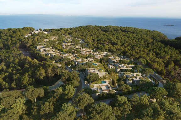 New development nestled between Mediterranean nature and the sea (rendering)