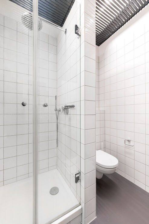 Zeitlos gestaltetes Duschbad