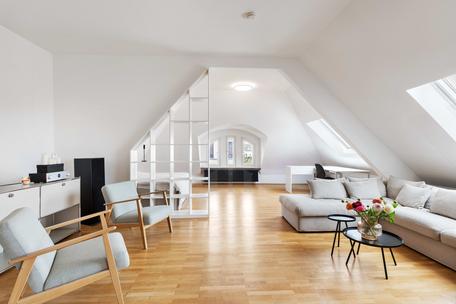Dachgeschossloft mit Blick über den Habsburgerplatz