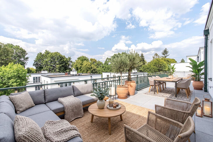 Dachterrasse (virtuell möbliert)