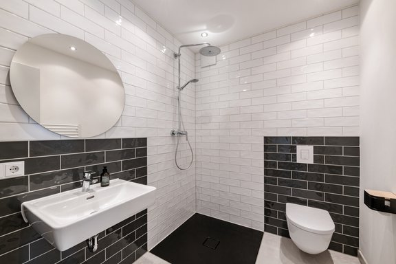 Duschbad im Schwarz-Weiß-Look