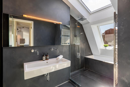 Modern main bathroom