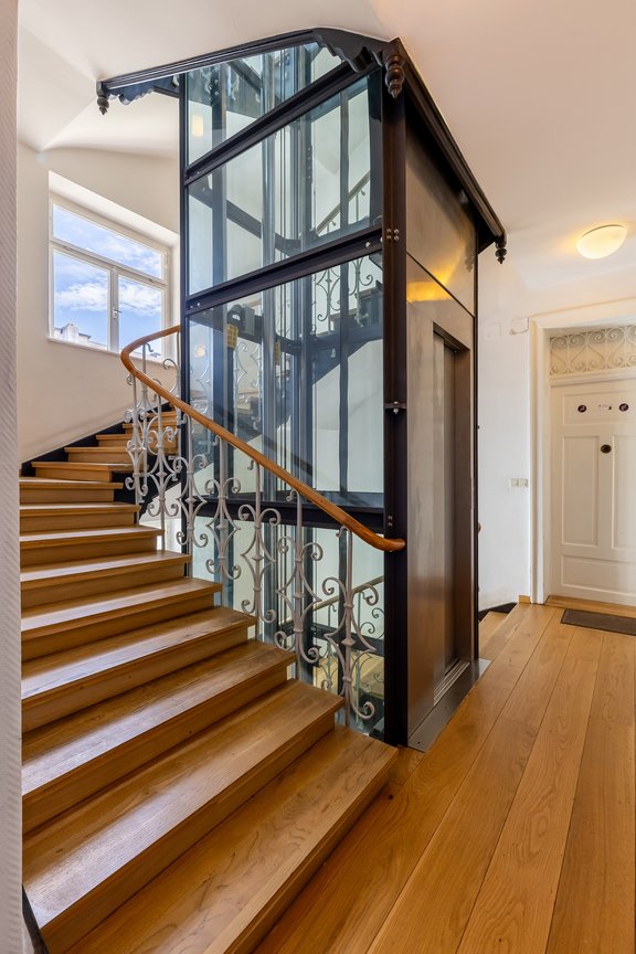 Altbau von 1895 mit Glaslift